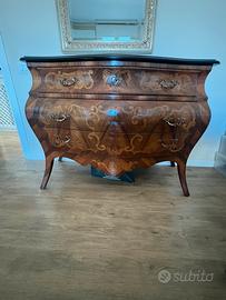 Comò e comdini in stile antico maggiolino