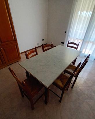 Tavolo con sedie