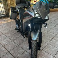 MOTO MORINO XCAPE 650 con  tris valige