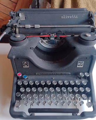 macchina da scrivere Olivetti antica