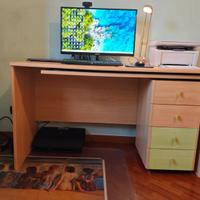 Scrivania con cassettiera e apertura angolare