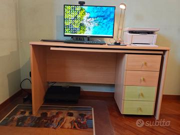 Scrivania con cassettiera e apertura angolare