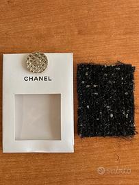 bottone originale Chanel con campione in tessuto
