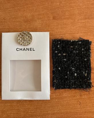 bottone originale Chanel con campione in tessuto