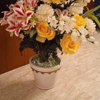 Vaso in ceramica con fiori artificiali