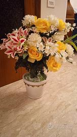 Vaso in ceramica con fiori artificiali