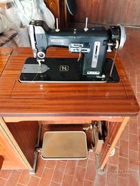 Macchina per cucire antica Necchi 