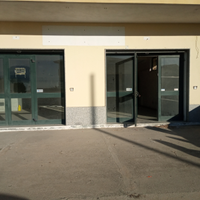 Una vetrina fronte strada