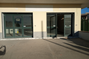 Una vetrina fronte strada