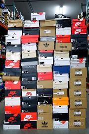 Lotto 150 paia di Sneakers