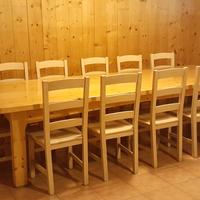 Tavolo grande con sedie per taverna