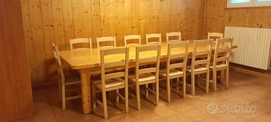 Tavolo grande con sedie per taverna