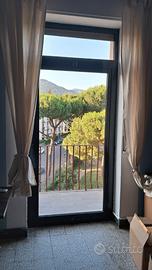 Quadrilocale con balconi e condominio incluso