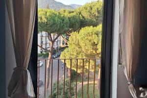 Quadrilocale con balconi e condominio incluso