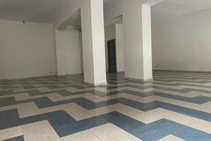 Locale commerciale con due vetrine