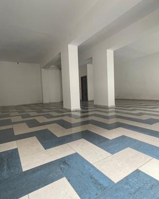 Locale commerciale con due vetrine
