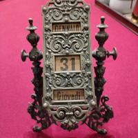 Calendario perpetuo in ottone lavorato