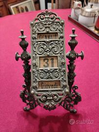 Calendario perpetuo in ottone lavorato