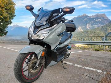 Moto scooter Honda Forza 350