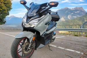 Moto scooter Honda Forza 350