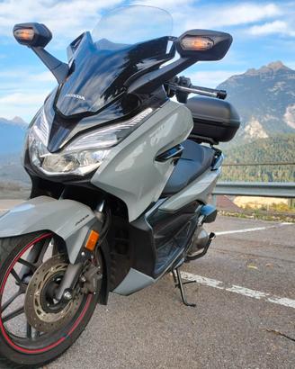 Moto scooter Honda Forza 350