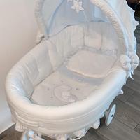 Cesta culla in vimini con cappotta e ruote 