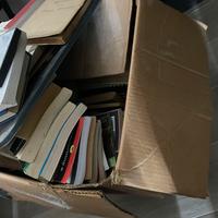 Scatolone di libri di vario tipo
