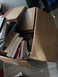 Scatolone di libri di vario tipo