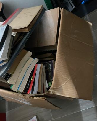 Scatolone di libri di vario tipo