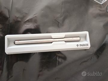 Penna Parker in acciaio elegante e intramontabile