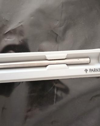 Penna Parker in acciaio elegante e intramontabile