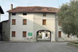 CASA IN LINEA CON MAGAZZINO ED ORTO