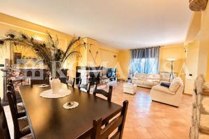 Villa di 264 m² con 5 locali e box auto doppio a L