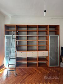Libreria grande in legno con ante in vetro