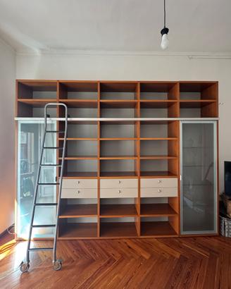 Libreria grande in legno con ante in vetro