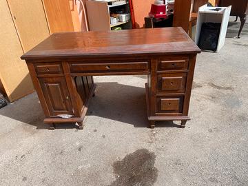 Scrivania in legno