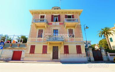 Porzione di villa Liberty fronte mare, con giardin