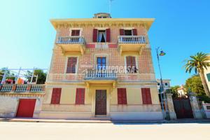 Porzione di villa Liberty fronte mare, con giardin