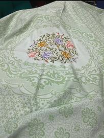 Copriletto antico damascato