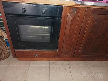 Cucina in legno, arte povera + tavolo.