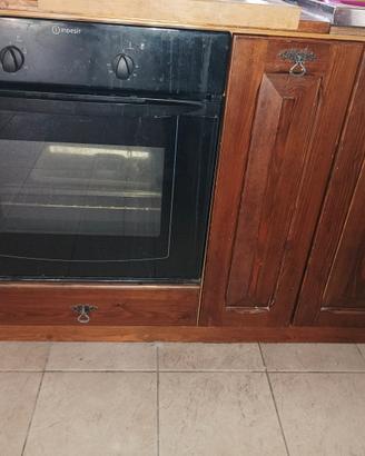 Cucina in legno, arte povera + tavolo.