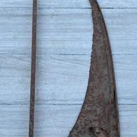 Falce in ferro con attrezzo per camino