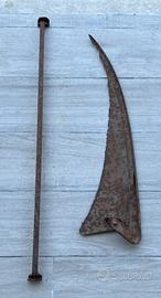 Falce in ferro con attrezzo per camino