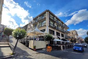 Attività / Licenza di 200 m² con più di 5 locali a