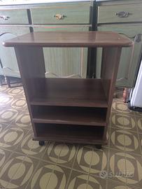 Mobiletto in legno con ruote