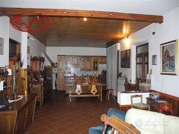 Appartamento di 200 m² con più di 5 locali e box a