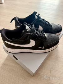 Nike Air Force 1 ’07  Tech Ess (Nere & Bianche)