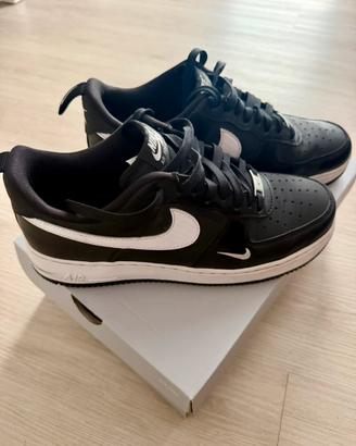 Nike Air Force 1 ’07  Tech Ess (Nere & Bianche)