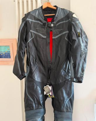 Tuta da moto completa di guanti e stivali.