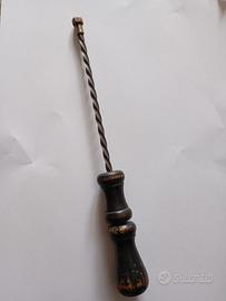 Piccolo trapano a mano.